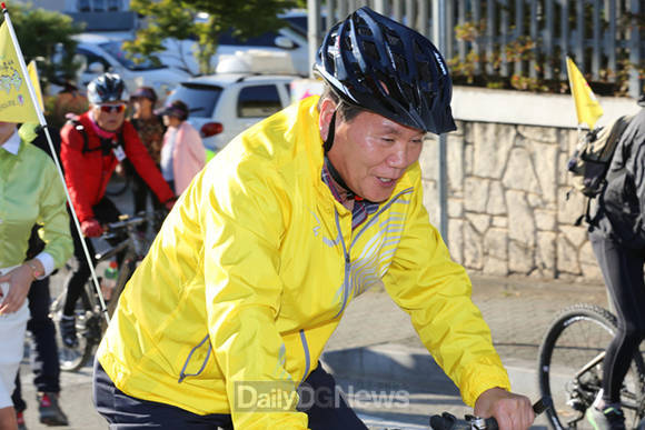 시민들과 함께 자전거 퍼레이드를 펼치고 있는 이정백 시장