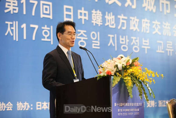한·중·일 지방정부 교류회의에 참석해 사례발표하고 있는 임광원 군수(울진군 제공)