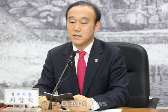 신년기자회견하고 있는 최양식 시장