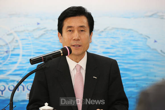 기자회견하고 있는 이강덕 시장