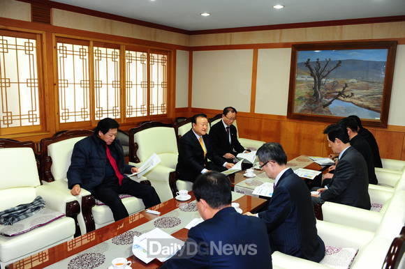 경상북도 교육청을 방문한 박보생 김천시장이 이영우 교육감과 면담을 하고 있다.(김천시 제공)