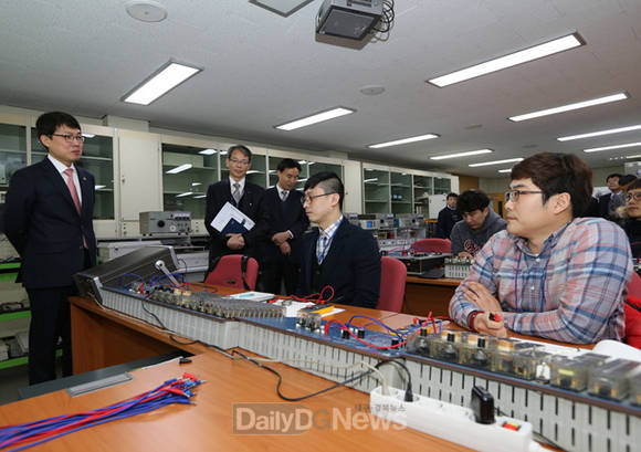 고영선 고용노동부 차관(사진 1: 우측 첫번째, 사진 2: 좌측 첫번째)이 2월 23일 포항의 포스코 인재창조원을 방문해 교육생과 면담하고 있다(포스코 포항제철소 제공)