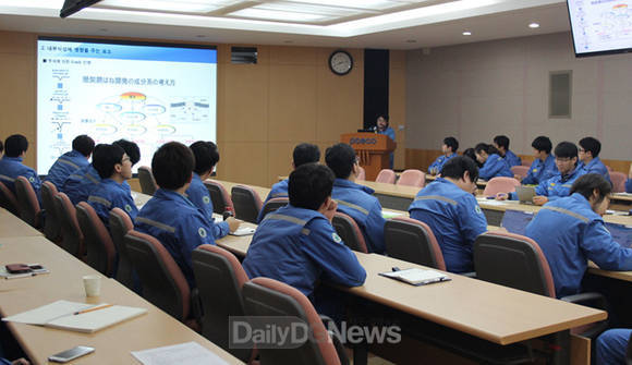 포항제철소 품질기술부가 엔지니어 역량 향상을 위해 매주 수요일 실시하고 있는 기술 발표회를 갖고 있다.(포스코 포항제철소 제공)