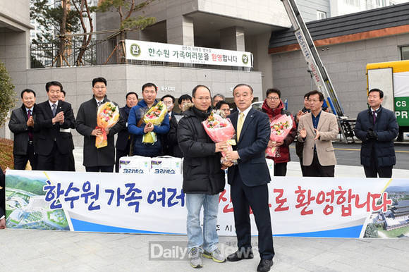 경주로 이전한 한수원 직원에게 꽃다발을 전달하고 있는 최양식 시장(경주시 제공)