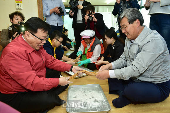 고령군 개실마을에서 엿만들기 체험을 하고 있는 이동필 농림축산식품부 장관(사진 왼쪽) 곽용환 고령군수