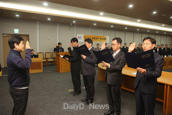 14일 김천혁신도시 한국도로공사 신청사에서 개최된 ‘고속도로 건설현장 청렴실천 원년’ 결의대회에서 신재상 건설본부장(왼쪽)을 비롯한 참석자들이 청렴 선서를 하고 있다(한국도로공사 제공)