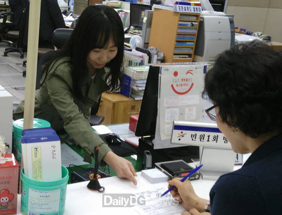 사진은 출산원서톱 서비스 실시 서류접수(울진군 제공)