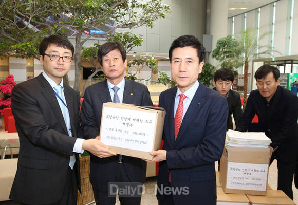 이강덕 시장(오른쪽)이 30일 오전 윤광수 포항상공회의소 회장(중앙)과 함께 국토교통부를 방문해 민항기 재취항 서명부를 국토교통부 관계자(왼쪽)에게 전달하고 있다.(포항시 제공)