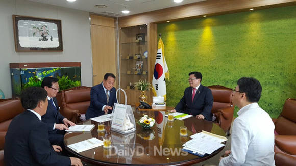 김영만 군위군수가 국비지원예산을 요청하기 위해 이동필 농림축산식품부 장관을 만나 면담하고 있다(군위군 제공)