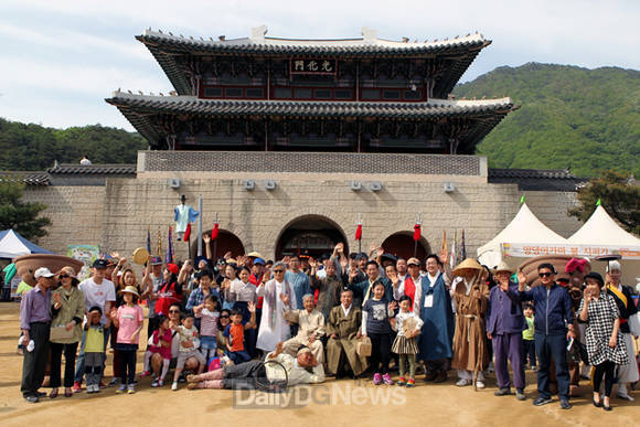 2016 문경전통찻사발축제에 참여한 천한봉 김정옥 도예가 등 관계자들과 자원봉사자, 관광객 등이 문경새재 오픈세트장 광화문 앞 광장에서 내년 대표축제 승격을 기원하며 축제 폐막 기념촬영을 하고 있다(문경시 제공)