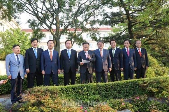 제20대 국회의원 당선자들이 지난 13일 상공회의소에서 정부에 대해서는 적극적인 대처와 함께 공정하고 투명한 입지선정을 계획대로 추진할 것을 촉구하고 있다.(대구시 제공).