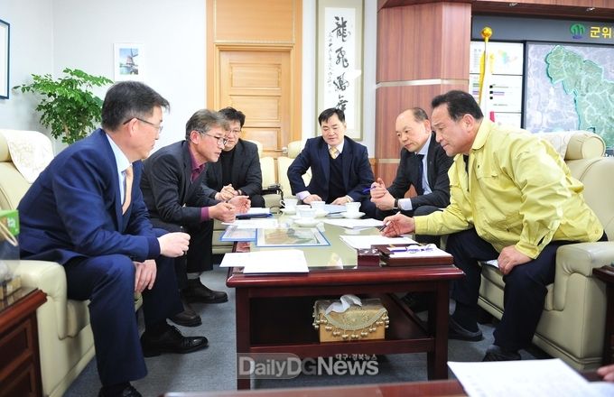 (사진설명) 우측부터 김영만 군위군수, 신순식 부군수, 김윤곤 대령(국방부), 신동섭 사무관(공군), 채수원 팀장(공군), 한현수 단장(국방부)