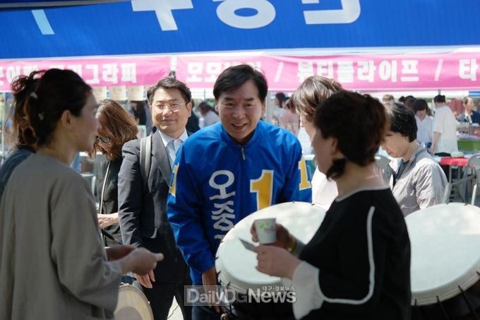 사진은 오중기 예비후보가 29일 오전 포항 죽도시장을 방문하여 노점상 인들과 이야기를 나누고 있다.(사진 오중기 예비후보 선거대책위원회 제공) 