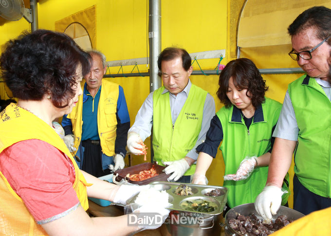 류한국 서구청장은 취임식 대신 무료급식봉사를 하고 있다. (사진=서구청 제공) 
