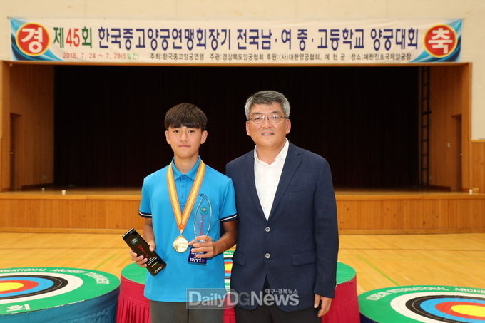 사진제공 예천군 김학동 예천군수가 전국 규모 남녀 중고등학교 양궁대회에서 각각 5관왕과 3개의 대회 신기록를 수립한 예천중학교 김제덕군과 기념 촬영을 하고 있다. 