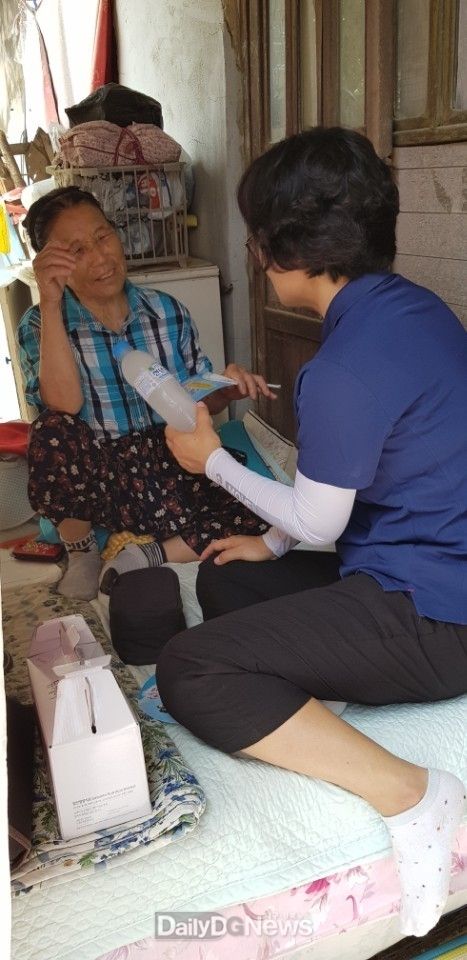 사진제공 성주군 보건소 직원이 취약대상 가정에 직접 방문해 생수공급하고 폭염대비 교육과 안부를 확인 하고 있다.