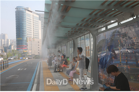 동대구역 버스정류소에 설치된 쿨링포그. (사진=대구시 제공)  