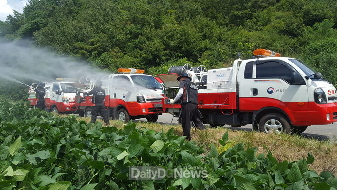 사진제공 남부산림청  남부지방산림청이 14일 안동시 임동면 고천리 일대 농가에 산불진화차량을 이용해 농업용수를 긴급 지원하고 있다. 