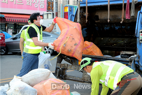 신임 이상길 대구시 행정부시장이 14일 칠성시장에서 쓰레기를 수거하고 있다. (사진=대구시 제공) 