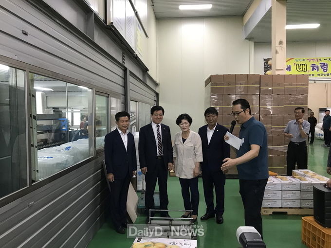 사진제공 상주시, 황천모 상주시장(사진 왼쪽 두번째)이 지난 16일 외서농협 대미수출단지를 방문하여 미국시장으로 수출하는 원황배 저장 창고를 둘러보고 있다.