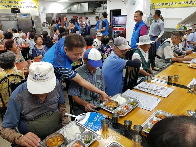 사진제공 구미시, 구미시공무원노동조합 무료배식 봉사활동