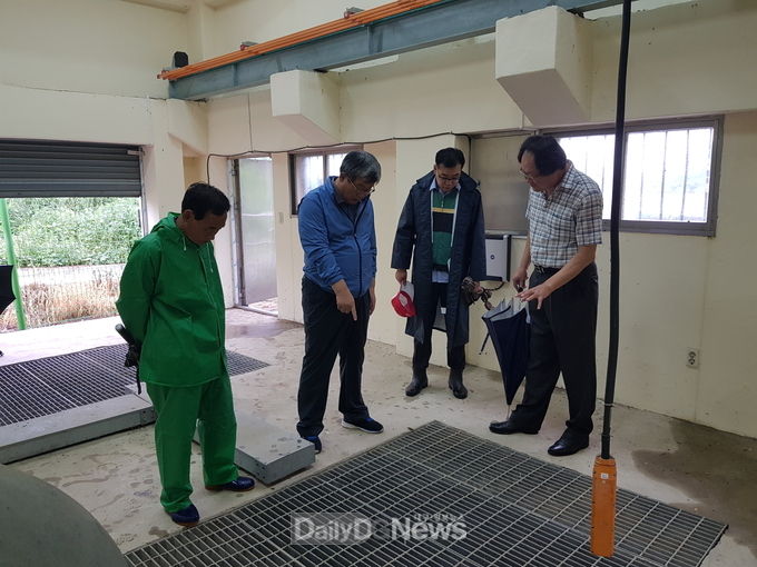 사진제공 고령군 , 폭우피해 현장 점검 나선 곽용환 군수(사진 왼쪽 두번째)