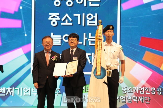 사진제공 금오공과대학교, 좌측부터 석종훈 중소벤처기업부 창업벤처혁신실 실장, 김태오 금오공대 중소기업산학협력센터소장)