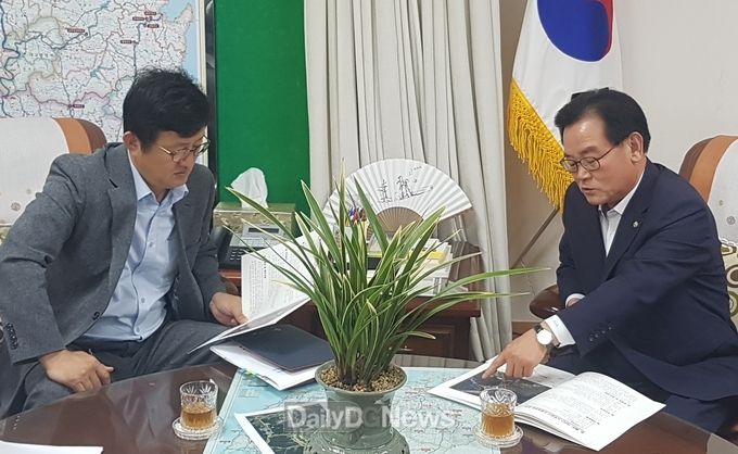 백선기 칠곡군수가 부산지방국토관리청을 방문해 지역 현안에 대해 설명하고 있다. (사진=칠곡군청 제공)