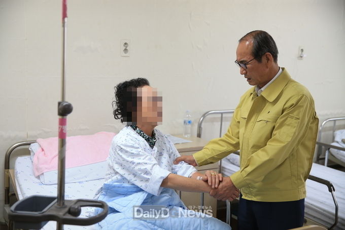 사진제공 청도군, 이승률 청도군수가 12일 병원을 방문하여 환자들을 위로하고 있다.