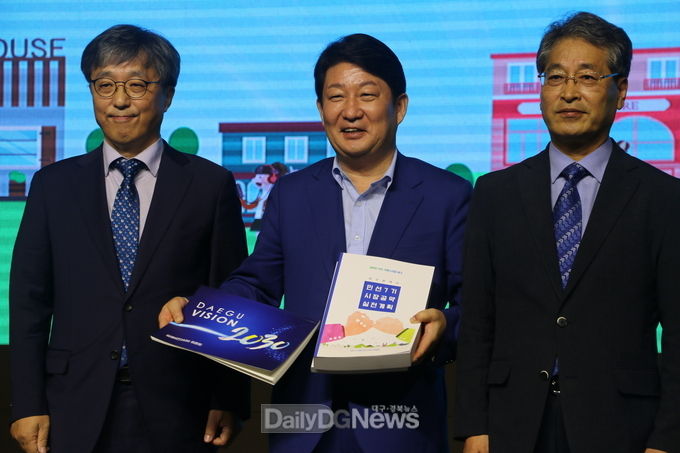 미래비전2030 위원회 공동대표가 '대구비전2030'과 '민선7기 공약집'을 권영진 대구시장에게 전달하는 모습. (사진=이준호 기자)