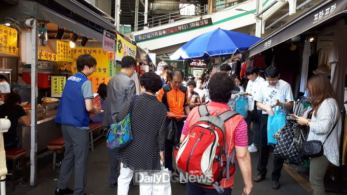 (사진제공 : 한국농어촌공사 경북지역본부) 한국농어촌공사 경북지역본부와 한국주택금융공사 대구지사 직원들이 18일 서문시장 일대에서 현장홍보활동을 펼치고 있다.