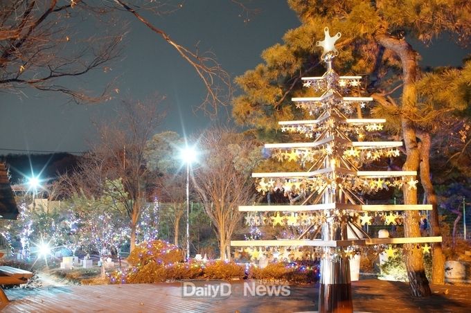 (사진제공 한국도로공사) 경부선 망향(부산)휴게소 열린미술관 장욱희 작가의 작품 “소원나무”