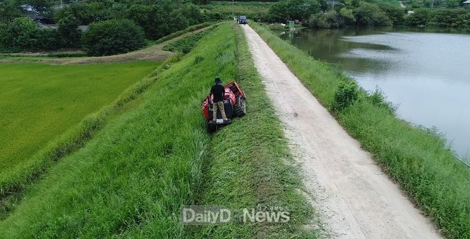 (사진제공=한국농어촌공사 경북지역본부)안동 소산저수지에서 경사면광역제초기를 활용해 저수지 제초 작업하는 모습