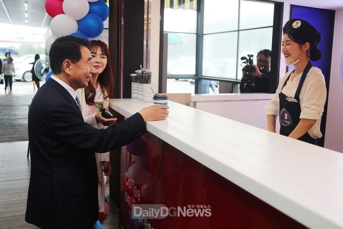 (사진제공 한국도로공사) 이강래 한국도로공사 사장(왼쪽)이 20일(목) 안성(부산방향)휴게소에서 고속도 휴게소 카페 청년희망 개장식이 끝난 후 청년운영자를 격려하고 있다.