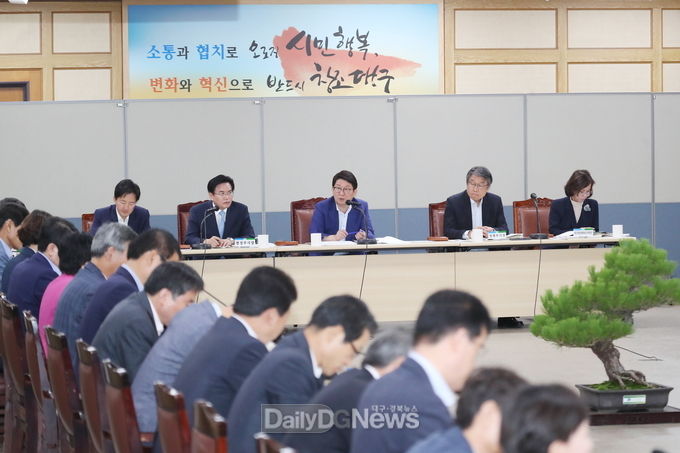 권영진 대구시장이 19일 확대간부회의를 주재하고 있다. (사진=대구시 제공)