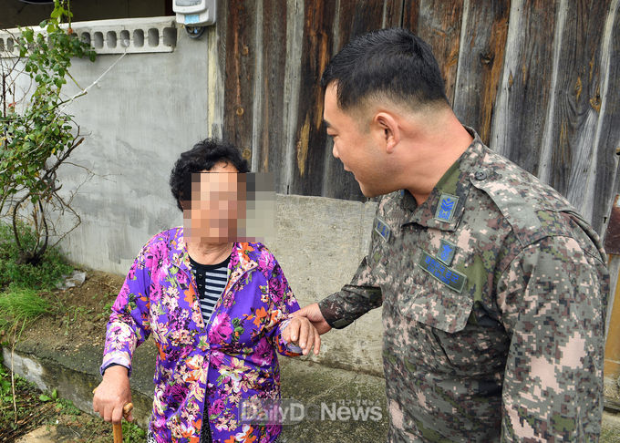 16전비 ‘예성인 사랑 나눔회’의 정철영 원사(부사후 163기)가 부대인근 마을의 독거노인 가정을 방문해 위문금을 전달하며 명절 덕담을 나누고 있다. (사진 제공 = 백승열 상사)