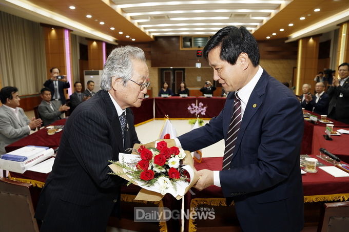 사진제공 상주시, 황천모 상주시장이 지난 20일 상주시와 문화교류 활성화를 위해 상주시를 방문한 일본 미에현 한일친선협회장에게 환영의 꽃다발을 증정하고 있다.