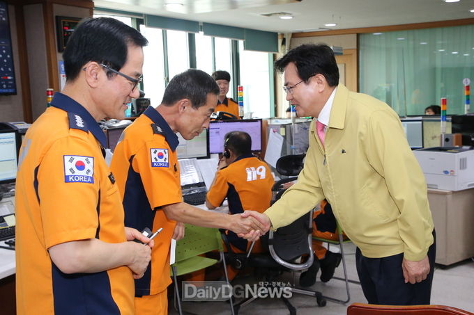 이상길 대구시 행정부시장이 23일 소방안전본부 119종합상황실을 방문해 노고를 격려하고 있다. (사진=대구시 제공)