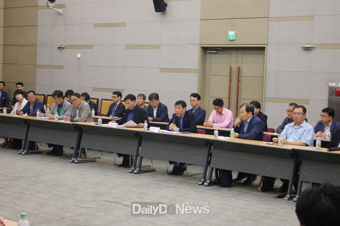 (사진제공 한국도로공) 지난 5일 상생협력 간담회에서 홍두표 한국도로공사 사업본부장(첫 번 째 줄 오른쪽에서 세 번 째)이 회의시작을 알리는 모두발언을 하고 있다.