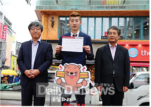 지난 7월 5일 조현우 선수가 제1호 제안을 하고 있는 장면. (사진=대구시 제공)