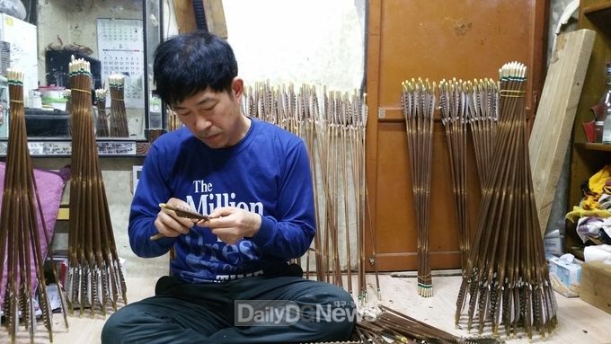 사진제공 경상북도, 활과 활촉을 만드는 일에 종사하는 김병욱 포항 궁시장