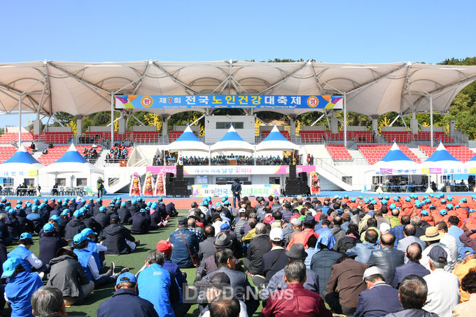 달성군은 노인체육 행사중 전국에서 가장 큰 규모의 '제7회 전국노인건강대축제'를 개최했다. (사진=달성군 제공)