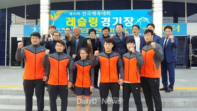 사진제공 칠곡군, 제99회 전국체육대회에 참가한 칠곡군청 레슬링팀 선수단 왼쪽하단으로부터 김현규, 추민호, 이유미(女), 이동욱, 이도원 선수 이도원 선수 옆에 있는 남자 선수는 칠곡군청 소속이 아니다. <br>
