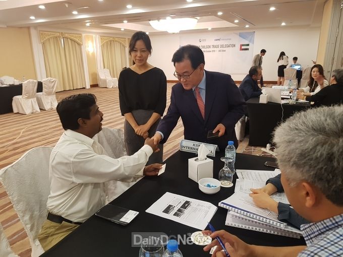 두바이에서 상담활동을 펼치고 있는 칠곡군 무역사전달