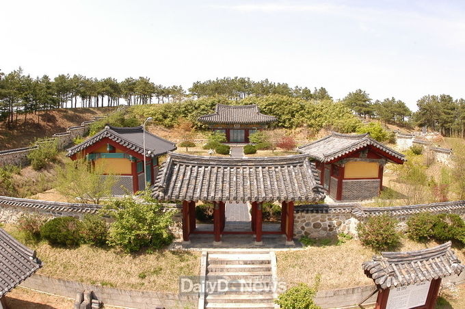 정충사 전경