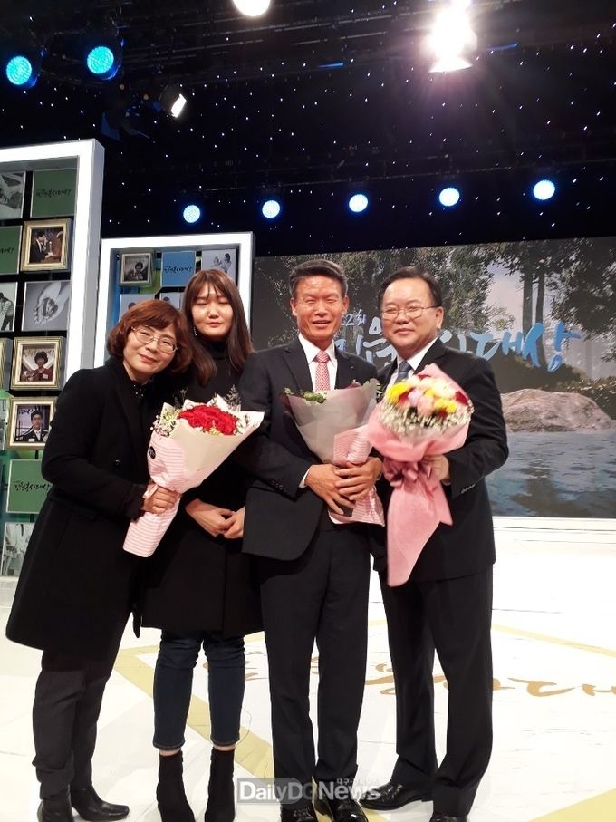 경산시 차량등록사업소 차량관리 담당 이상철씨(왼쪽에서 세번째)가 '제22회 민원봉사대상'에서 본상을 수상하고 김부겸 행정안전부 장관과 기념촬영을 하고 있다. (사진=경산시 제공)