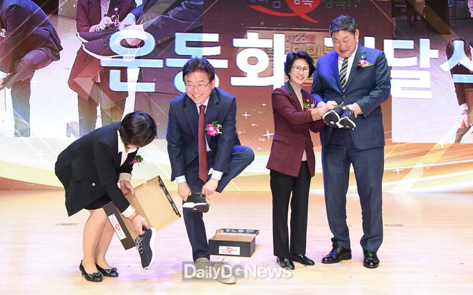 사진제공 경상북도, 이철우 경북도지사와 장경식 경북도의회 의장이 9일 도청 동락관에서 개최된 ‘농업인의 날 기념행사’에서 운동화를 선물받아 착용하고 있다.