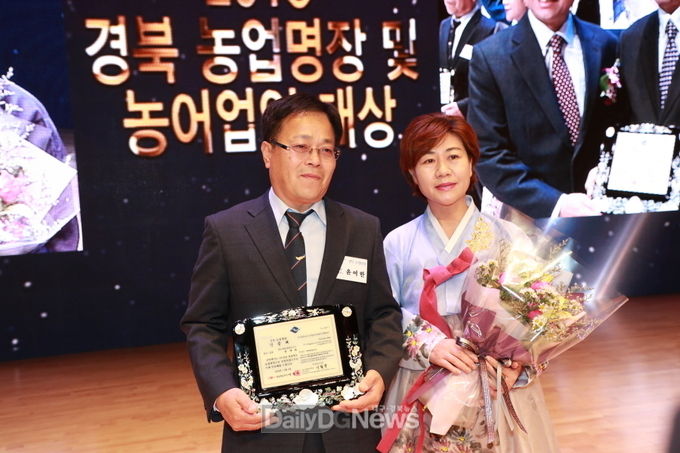 사진제공 예천군, 장원벌 사양기술 보급으로 경북농업명장에 선정된 윤여한씨(사진 왼쪽)