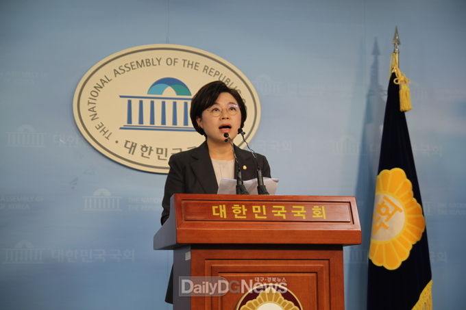 김정재 국회의원(포항북·자유한국당)이 11월 15일 서울 여의도 국회 정론관에서 기자회견을 열어 ‘지진특별법안 및 지진재해 지원예산’안의 빠른 통과를 촉구하고 있다. 사진제공 김정재 의원 사무실