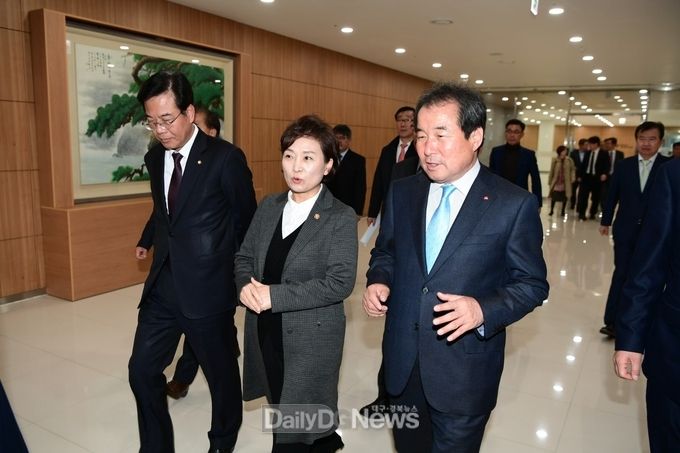 사진제공 김천시, 김현미 국토부장관을이 16일 김천혁신도시에 위치해 있는 한국도로공사를 방문하여 김충섭 김천시장과 이야기를 나누고 있다.